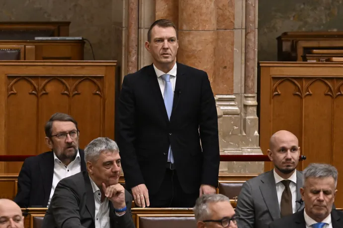 Barkóczi Balázs, a DK képviselője azonnali kérdést tesz fel az Országgyűlés plenáris ülésén 2025. november 24-én – Fotó: Máthé Zoltán / MTI