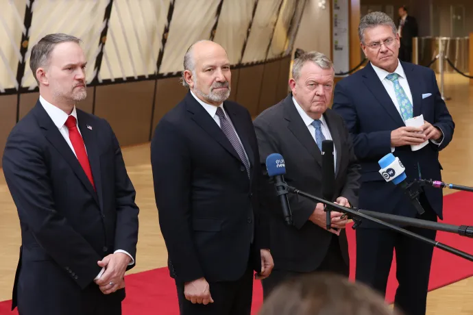 Balról jobbra: Jamieson Greer és Howard Lutnick, az USA kereskedelmi különmegbízottja és minisztere, Lars Løkke Rasmussen dán külügyminiszter, Maroš Šefčovič, az Európai Bizottság kereskedelmi biztosa – Fotó: Francois Lenoir / Európai Unió Tanácsa / Európai Unió