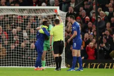 Megütötte a saját csapattársát az Everton futballistája, ami után egyből piros lapot kapott