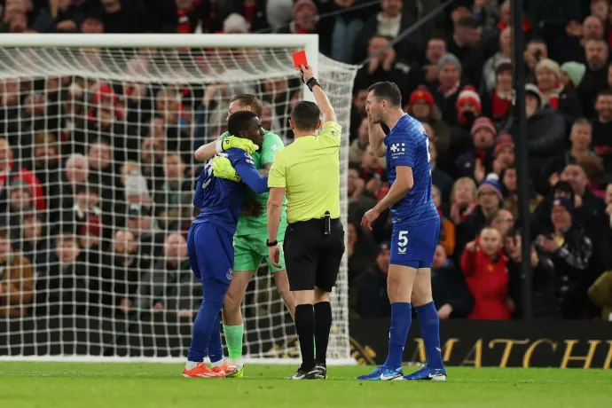 Megütötte a saját csapattársát az Everton futballistája, ami után egyből piros lapot kapott