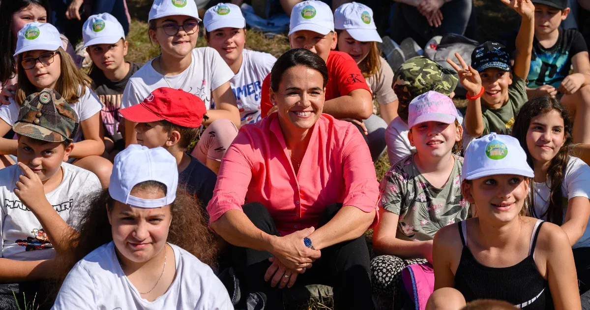 Novák Katalin rekordösszeget adományozott egy állami gondoskodásban élő gyerekeket segítő alapítványnak