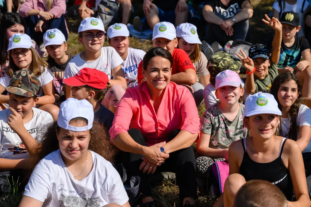 Novák Katalin rekordösszeget adományozott egy állami gondoskodásban élő gyerekeket segítő alapítványnak
