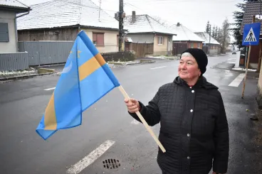 Román fociultrák letéptek pár székely zászlót, válaszul kitesznek több százat a székelyföldi városban