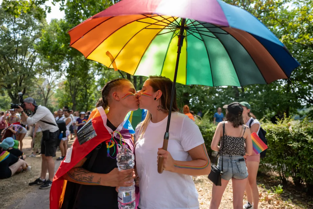 Leszavazta a Fidesz a külföldön kötött melegházasságok hazai elismerését