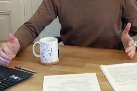 Orbán Viktor elhíresült jegyzete látható a székelyudvarhelyi alpolgármester bögréjén