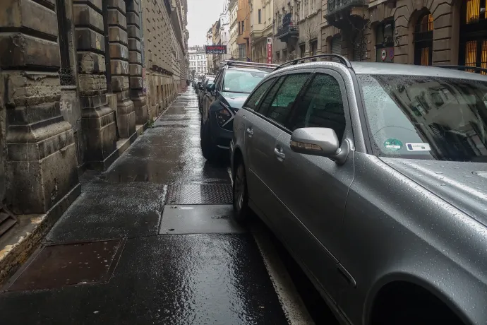 Szabálytalanul parkoló autók a Révay utcában – Fotó: Zách Dániel / Telex