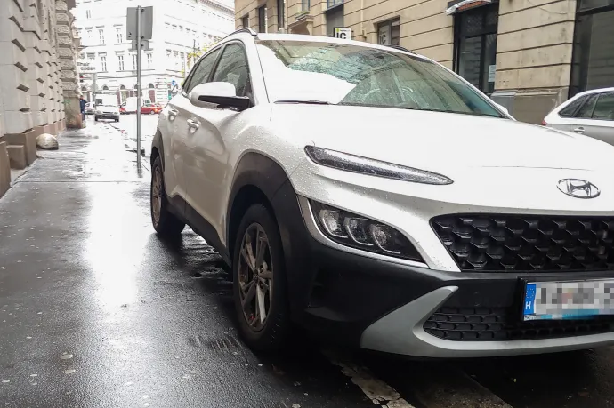 Szabálytalanul parkoló autók a Révay utcában – Fotó: Zách Dániel / Telex