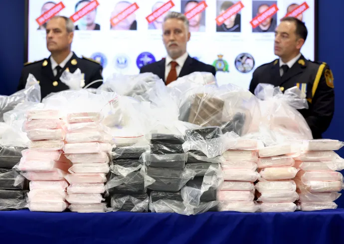 A Ryan James Wedding vezette csoporttól a Los Angeles-i térségben lefoglalt három kokainszállítmány egyikéből származó kokain az FBI Los Angeles-i irodájában tartott sajtótájékoztatón, 2024. október 17-én. Wedding az egyik a 16 vádlott közül, akiket azzal vádolnak, hogy rendszeresen több száz kilogramm kokaint szállított Kolumbiából Mexikón és Dél-Kalifornián keresztül Kanadába és az Egyesült Államokba – Fotó: Christina House / Los Angeles Times / Getty Images