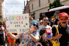 Az EU-s tagállamok kötelesek elismerni a más tagállamban kötött, azonos neműek közötti házasságot