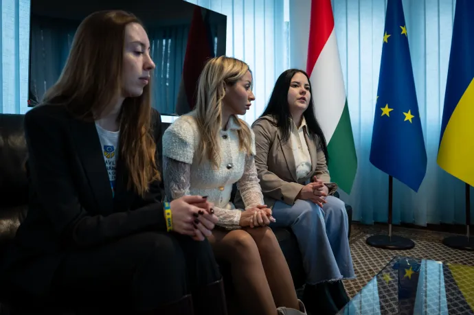 Alina Dmitrenko és Kszenyina Kolotyuk, a Save Ukraine szervezet munkatársai és Kszenyija – Fotó: Alföldi Dániel István / Telex