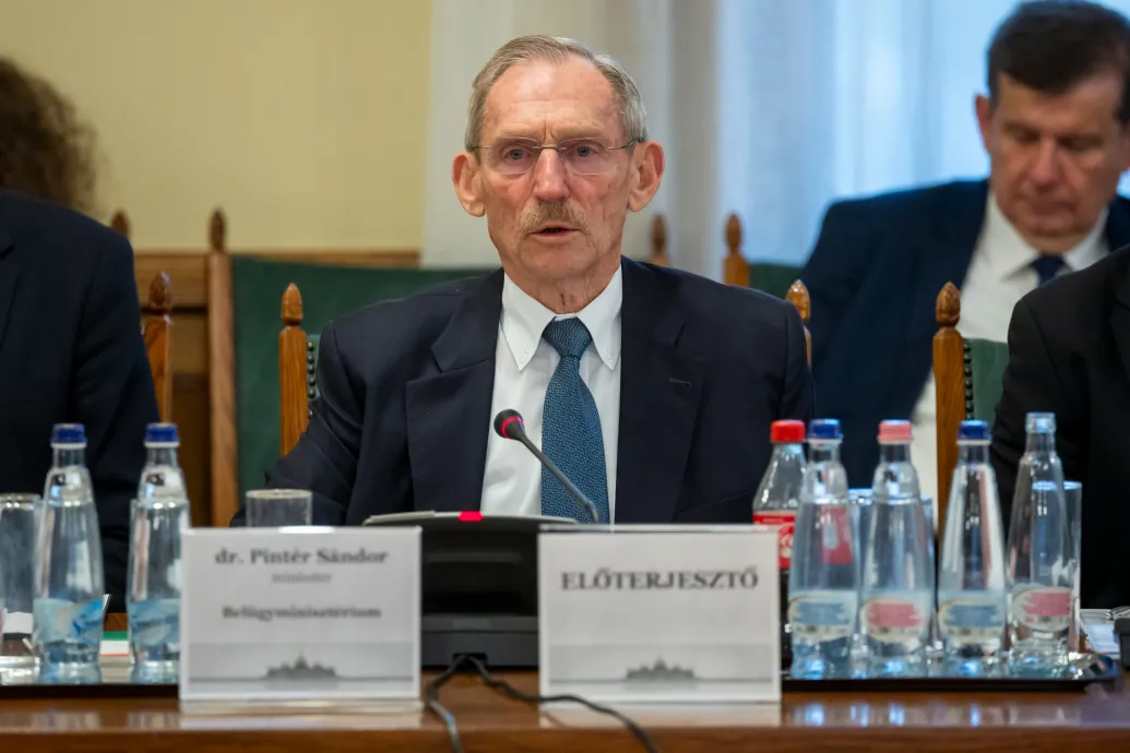 Pintér Sándor belengette, hogy a kormány betiltaná a drogok említését különböző művekben