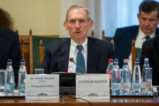 Pintér Sándor belengette, hogy a kormány betiltaná a drogok említését különböző művekben