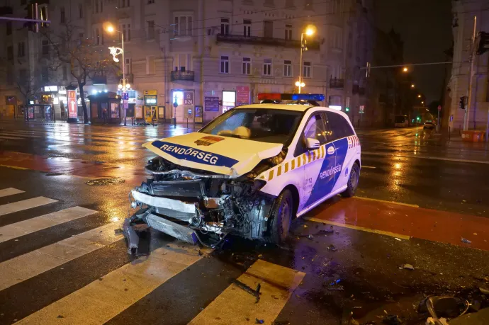 Három rendőrt és egy előállított embert kórházba vittek, miután taxival ütköztek hajnalban