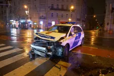 Három rendőrt és egy előállított embert kórházba vittek, miután taxival ütköztek hajnalban
