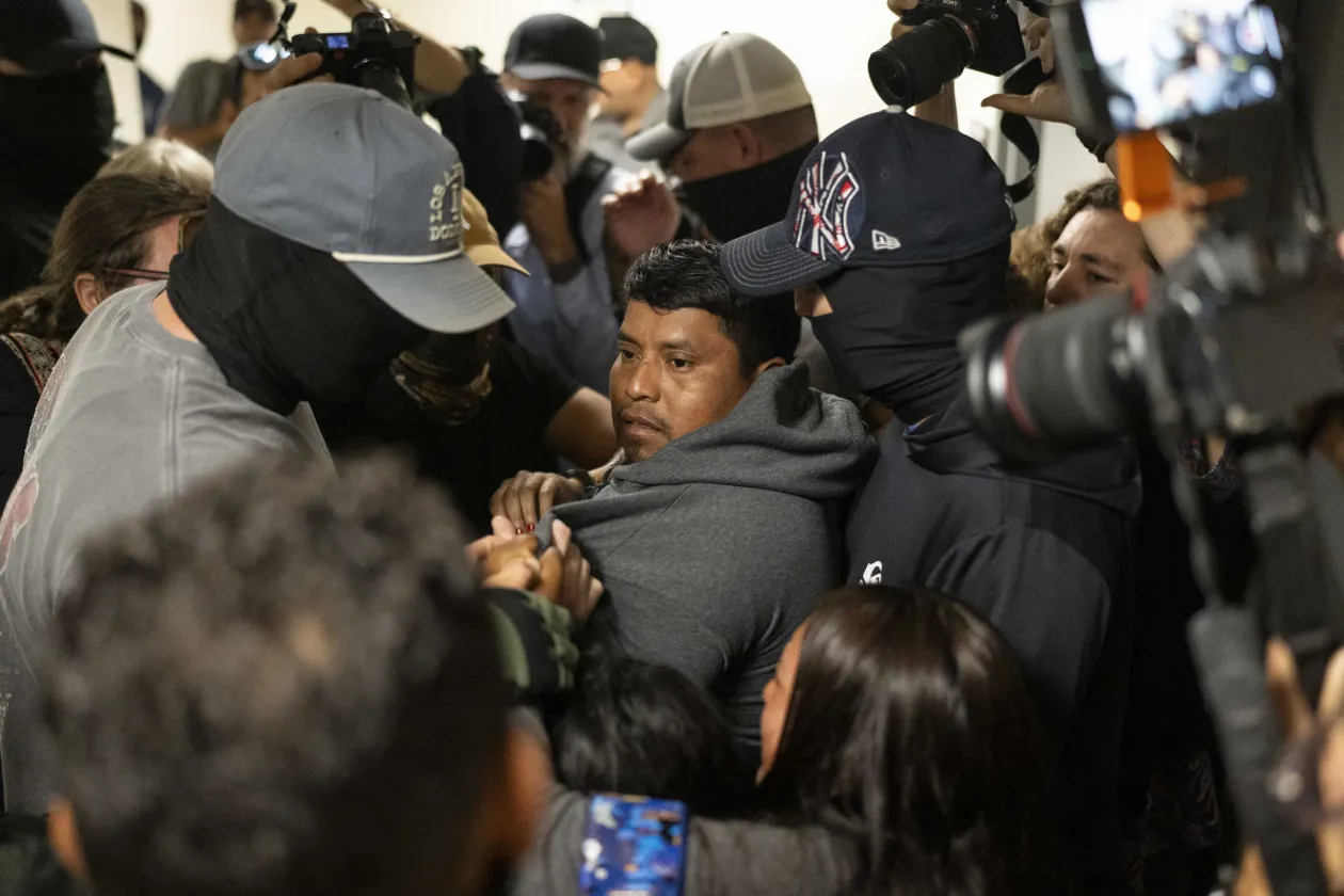 Szövetségi ügynökök tartóztatnak le egy bevándorlás ügyében a New York-i bevándorlási bíróságon eljáró férfiakat 2025. július 23-án – Fotó: Mostafa Bassim / Anadolu / AFP; Michael M. Santiago / Getty Images / AFP