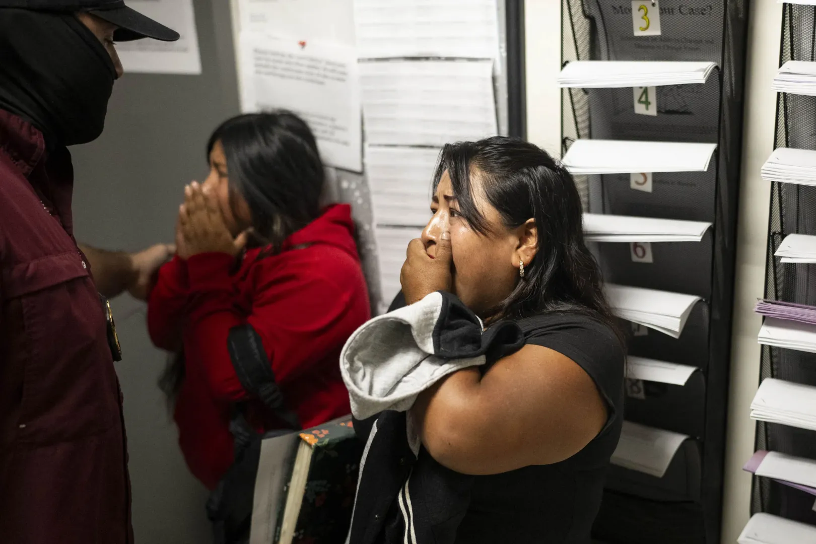 Egy nő levegőért kapkod, ahogy egyik hozzátartozóját egy New York-i bírósági épületből hurcolják el a hatóságok 2025. augusztus 26-án – Fotó: Mostafa Bassim / Anadolu via AFP