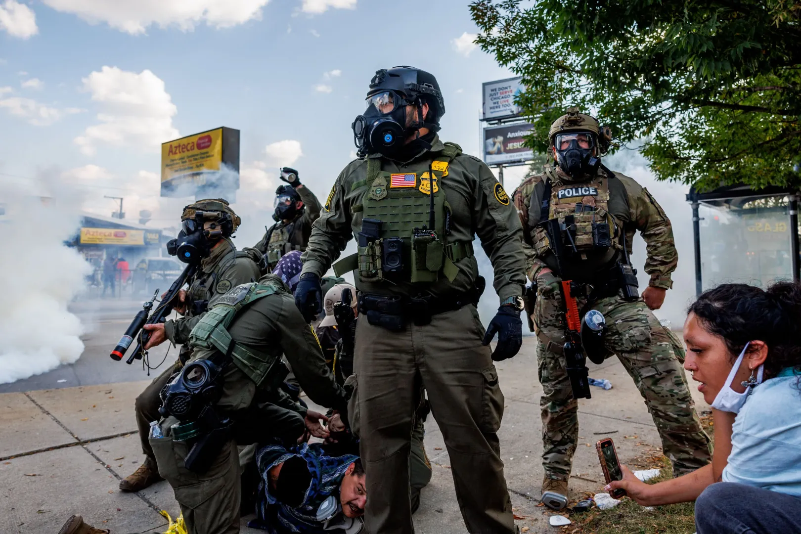 A szövetségi ügynökök a letartóztatásokat kísérő tiltakozások ellen is felléptek. A civil megmozdulások kezelésére semmilyen kiképzést nem kapott hatósági emberek könnygázzal és további letartóztatásokkal próbálták elvenni a tiltakozók kedvét 2025. október 4-én, Chicago Brighton Park negyedében – Fotó: Armando L. Sanchez / Chicago Tribune via Getty Images