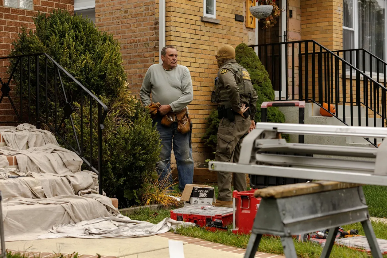 A Chicagóban végrehajtott razzia nemcsak a nagyvárosban élő illegális bevándorlók begyűjtésére irányult, hanem – Donald Trump homályos utasítását követve – a „bűncselekmények megelőzésére” is. Ennek megfelelően álarcos-fegyveres hatósági emberek lepték el a lakónegyedeket és elővárosokat – Fotó: Jim Vondruska / Reuters