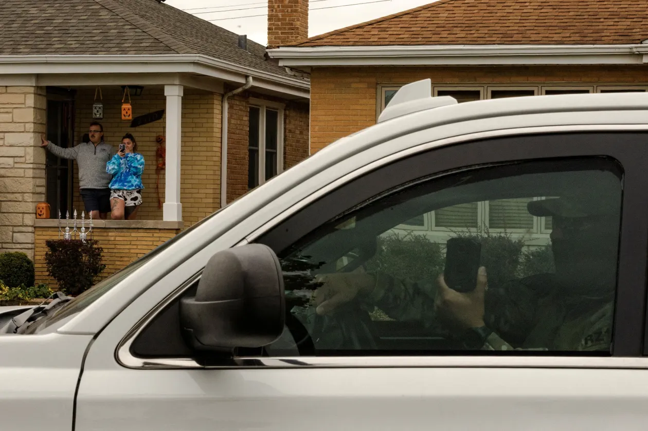 A Chicagóban végrehajtott razzia nemcsak a nagyvárosban élő illegális bevándorlók begyűjtésére irányult, hanem – Donald Trump homályos utasítását követve – a „bűncselekmények megelőzésére” is. Ennek megfelelően álarcos-fegyveres hatósági emberek lepték el a lakónegyedeket és elővárosokat – Fotó: Jim Vondruska / Reuters