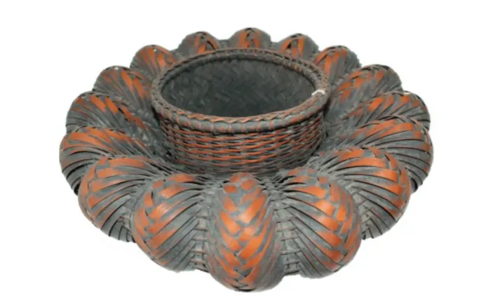  Japán fonott virágtartó Vadona János gyűjteményéből – Fotó: Székely Miklós – Nemzet, ipar, művészet c. kötete, 76. oldal