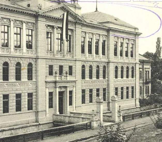 A marosvásárhelyi szakiskola műhelye, ahol valószínűleg hasonló körülmények között készítették el a kolozsvári iskola kapuját is – Forrás: Székely Miklós – Nemzet, ipar, művészet. Alatta a kapu az 1904-es felavatás után, ahol a kovácsoltvas szárnyak még nincsenek beillesztve – Forrás: Országos Széchényi Könyvtár – képeslapok