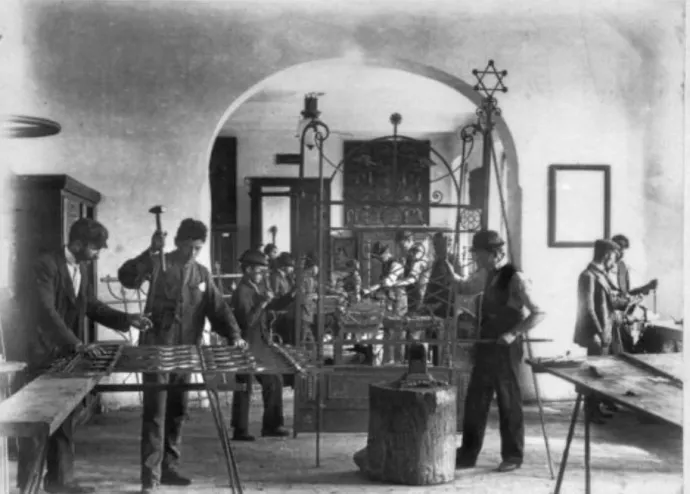 A marosvásárhelyi szakiskola műhelye, ahol valószínűleg hasonló körülmények között készítették el a kolozsvári iskola kapuját is – Forrás: Székely Miklós – Nemzet, ipar, művészet. Alatta a kapu az 1904-es felavatás után, ahol a kovácsoltvas szárnyak még nincsenek beillesztve – Forrás: Országos Széchényi Könyvtár – képeslapok