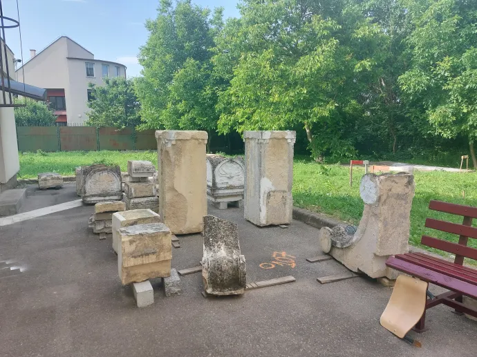  A darabokra szedett kapu 2025-ben – szerző felvételei