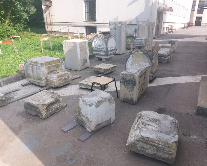  A darabokra szedett kapu 2025-ben – szerző felvételei