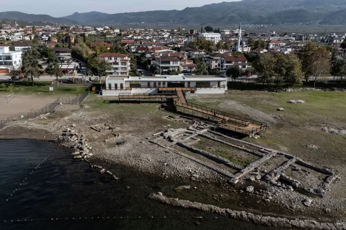 A Szent Neofitosz-bazilika maradványa a nyugat-törökországi İznikben, latin nevén Niceában, az Iznik-tó partján 2025. október 22-én. XIV. Leó pápa a tervek szerint ellátogat a városba az első, 325-ös niceai zsinat 1700. évfordulóján – Fotó: Ozan Kose / AFP 