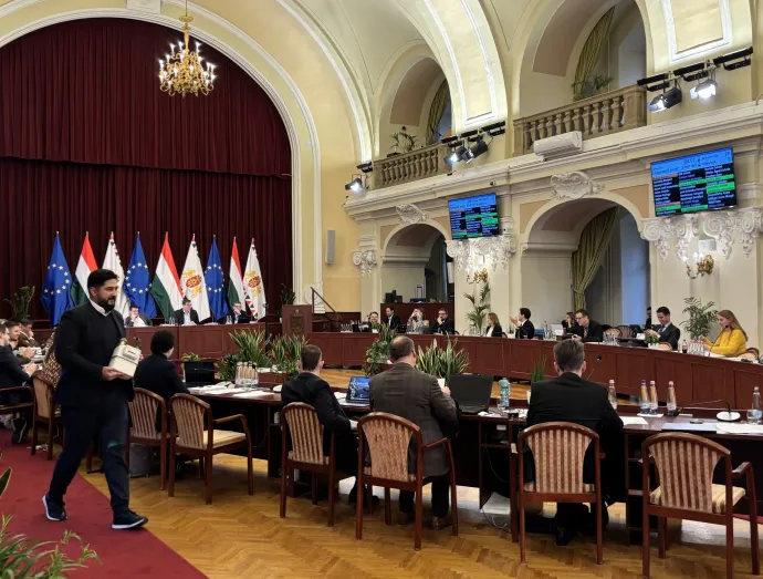 Radics Béla gázórát visz a Tisza Pártnak – Fotó: Nagy Bálint / Telex 