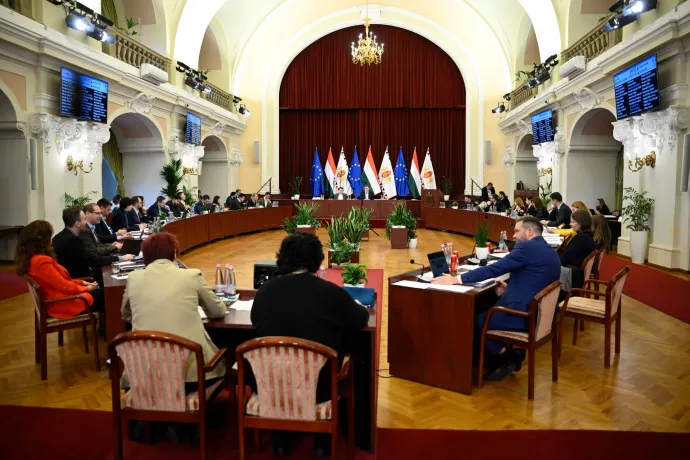 Fővárosi Közgyűlés: a Tisza ajándékot kapott a Fidesztől, új rend jöhet az Üllői úton, és a Petőfi hidat is felújítanák