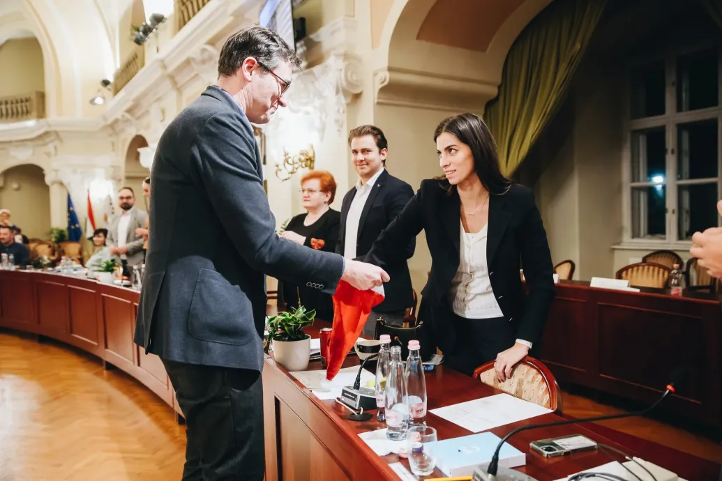 „Tavaly csalódott óvodásként távoztam” – a fővárosi képviselők idén is karácsonyi húzós játékra készülnek