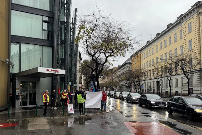 Az aHang eseménye a Mediaworks Üllői úti székháza előtt – Fotó: Nádor András / Telex