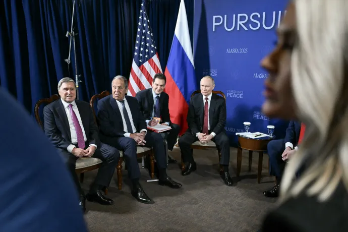 Jurij Usakov, Szergej Lavrov és Vlagyimir Putyin az ukrajnai rendezést szolgáló amerikai–orosz csúcstalálkozón az Elmendorf-Richardson katonai bázison, az alaszkai Anchorage-ben 2025. augusztus 15-én – Fotó: Andrew Caballero-Reynolds / AFP