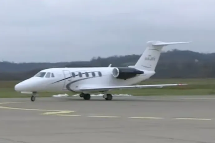 Nem engedték katonaival, Szijjártó Péter kénytelen volt magángéppel repülni Banja Lukába