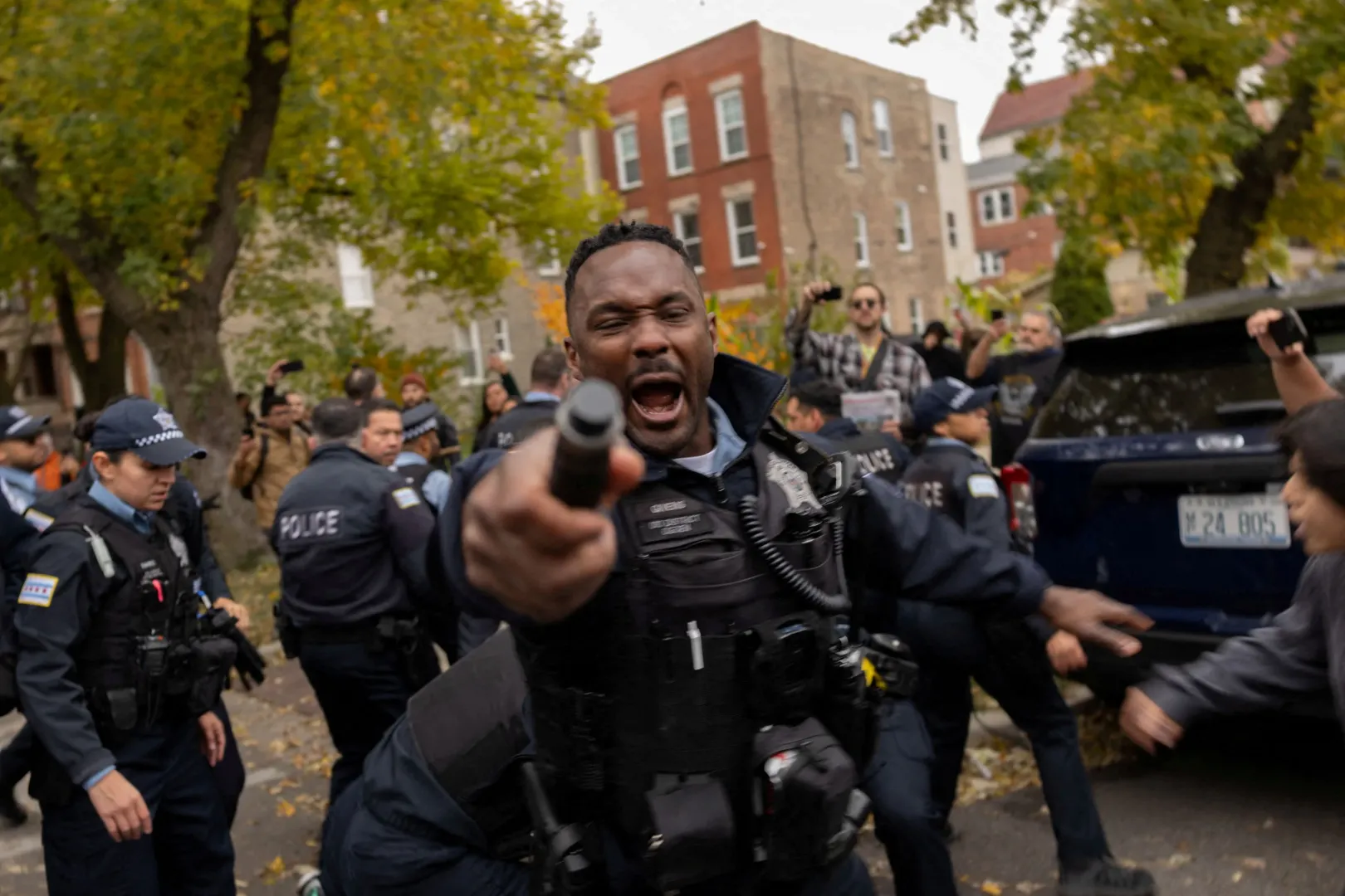 Egy chicagói rendőr próbálja távol tartani a Reuters fotósát egy letartóztatás helyszínétől 2025. november 8-án – Fotó: Carlos Barria / Reuters