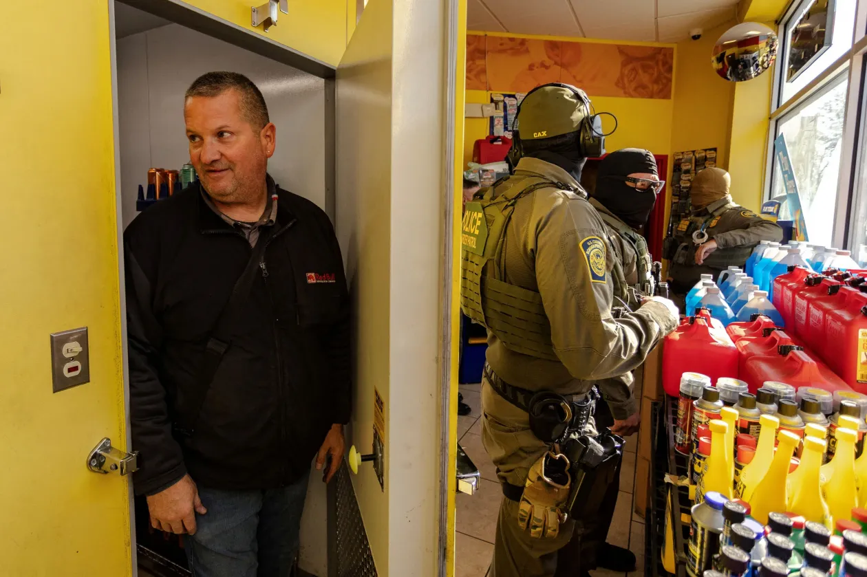 Greg Bovino valósággal lubickol az illegális migránsok elfogására irányuló bevetések parancsnoki szerepében; maszkos emberei élén egy chicagói boltban üti be a PIN-kódot 2025. október 31-én – Fotó: Jim Vondruska / Reuters