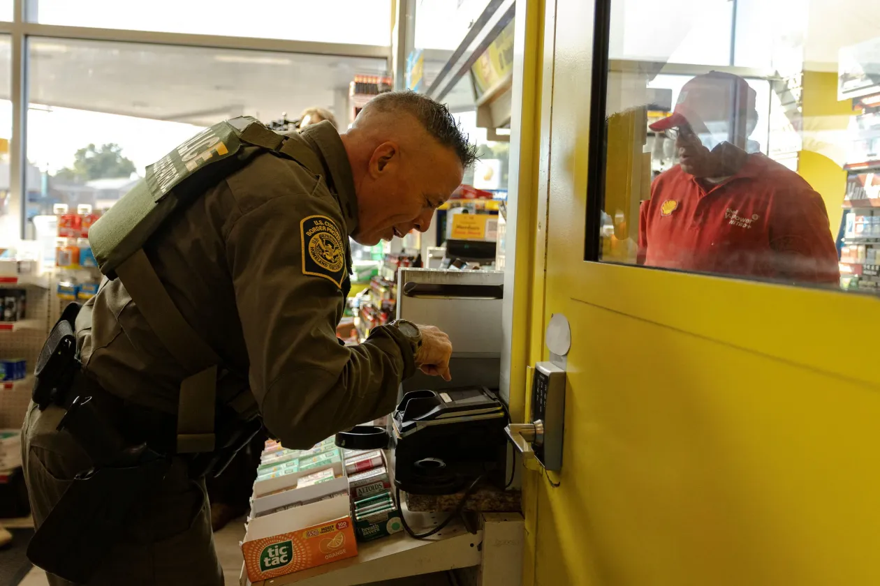 Greg Bovino valósággal lubickol az illegális migránsok elfogására irányuló bevetések parancsnoki szerepében; maszkos emberei élén egy chicagói boltban üti be a PIN-kódot 2025. október 31-én – Fotó: Jim Vondruska / Reuters