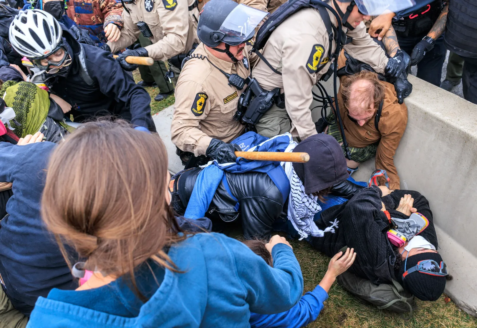 Rendőrök csapnak össze tiltakozókkal az ICE Illinois állambeli Broadview-ban található gyűjtőfogházánál 2025. október 10-én. Az erőszakossá fajuló tüntetések miatt és a szövetségi intézmények és alkalmazottak védelmében mozgósították a Nemzeti Gárda egységeit a rend fenntartására Chicagóban és Illinois állam egyes területein – Fotó: Cristobal Herrera / EPA / MTI