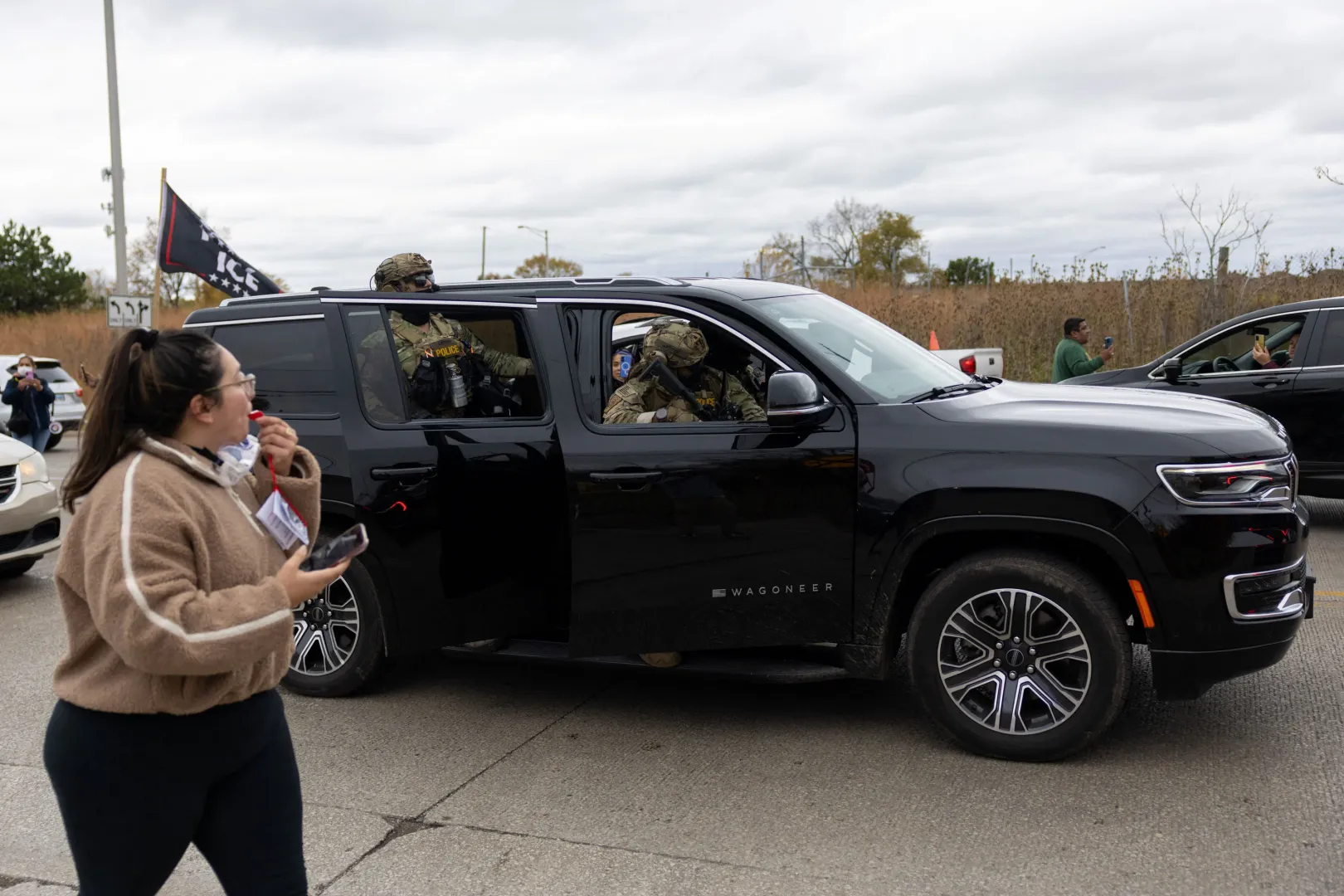 A bevándorlóközösségekben hamar kialakultak a riadóláncok. Ahogy ez a Chicagóban, 2025. november 8-án készült kép is mutatja, az online megoldások mellett sípolással is jelzik a szövetségi ügynökök érkezését – Fotó: Carlos Barria / Reuters