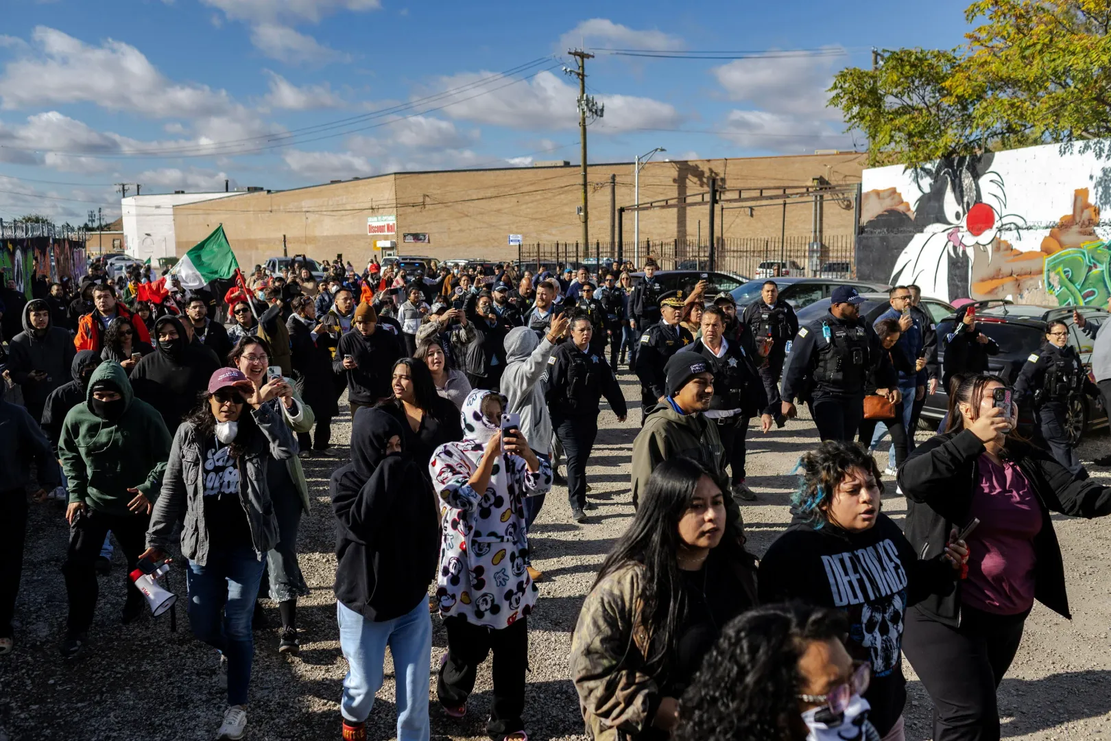 Egyes esetekben a helyi közösségek összefogásával sikerült meghátrálásra kényszeríteni az illegális migránsok ellen fellépő szövetségi hatóságokat – Fotó: Jim Vondruska / Reuters