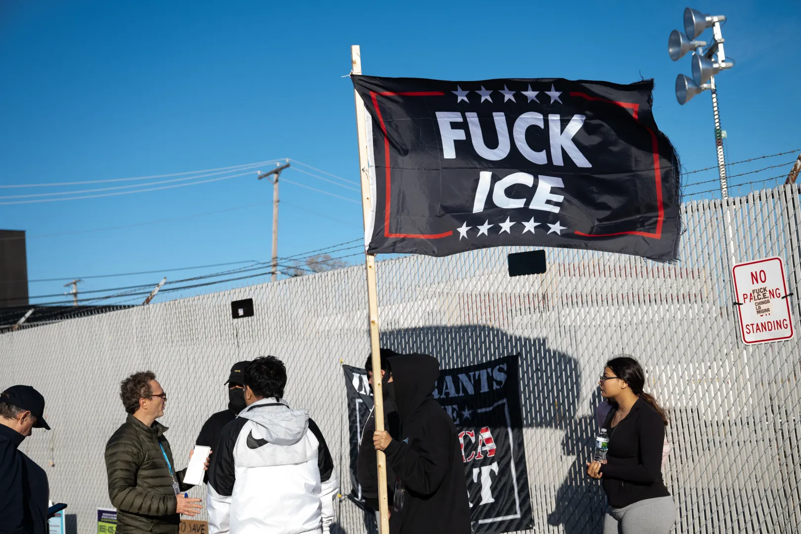 Tiltakozók az ICE Illinois állambeli Broadview-ban található gyűjtőfogházánál 2025. november 13-án – Fotó: Matthew Rodier / NurPhoto / AFP
