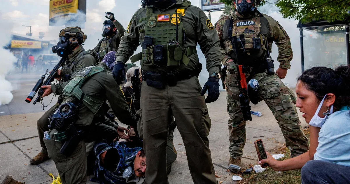 Az erőszak liturgiája, amit a kiprovokált ellenállás, majd az erre adott megtorlás követ