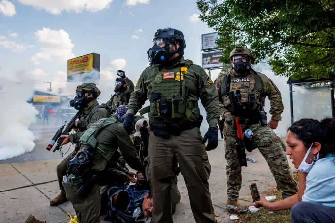 Az erőszak liturgiája, amit a kiprovokált ellenállás, majd az erre adott megtorlás követ