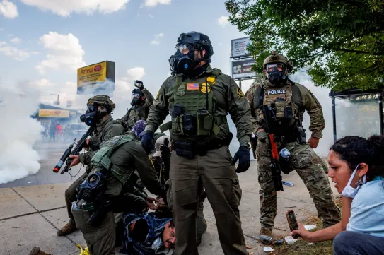 Az erőszak liturgiája, amit a kiprovokált ellenállás, majd az erre adott megtorlás követ