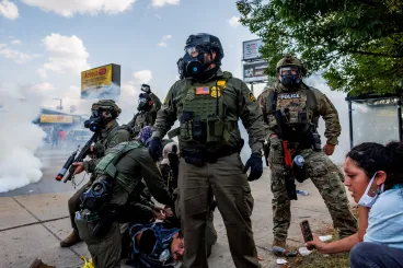 Az erőszak liturgiája, amit a kiprovokált ellenállás, majd az erre adott megtorlás követ