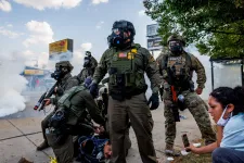 Az erőszak liturgiája, amit a kiprovokált ellenállás, majd az erre adott megtorlás követ