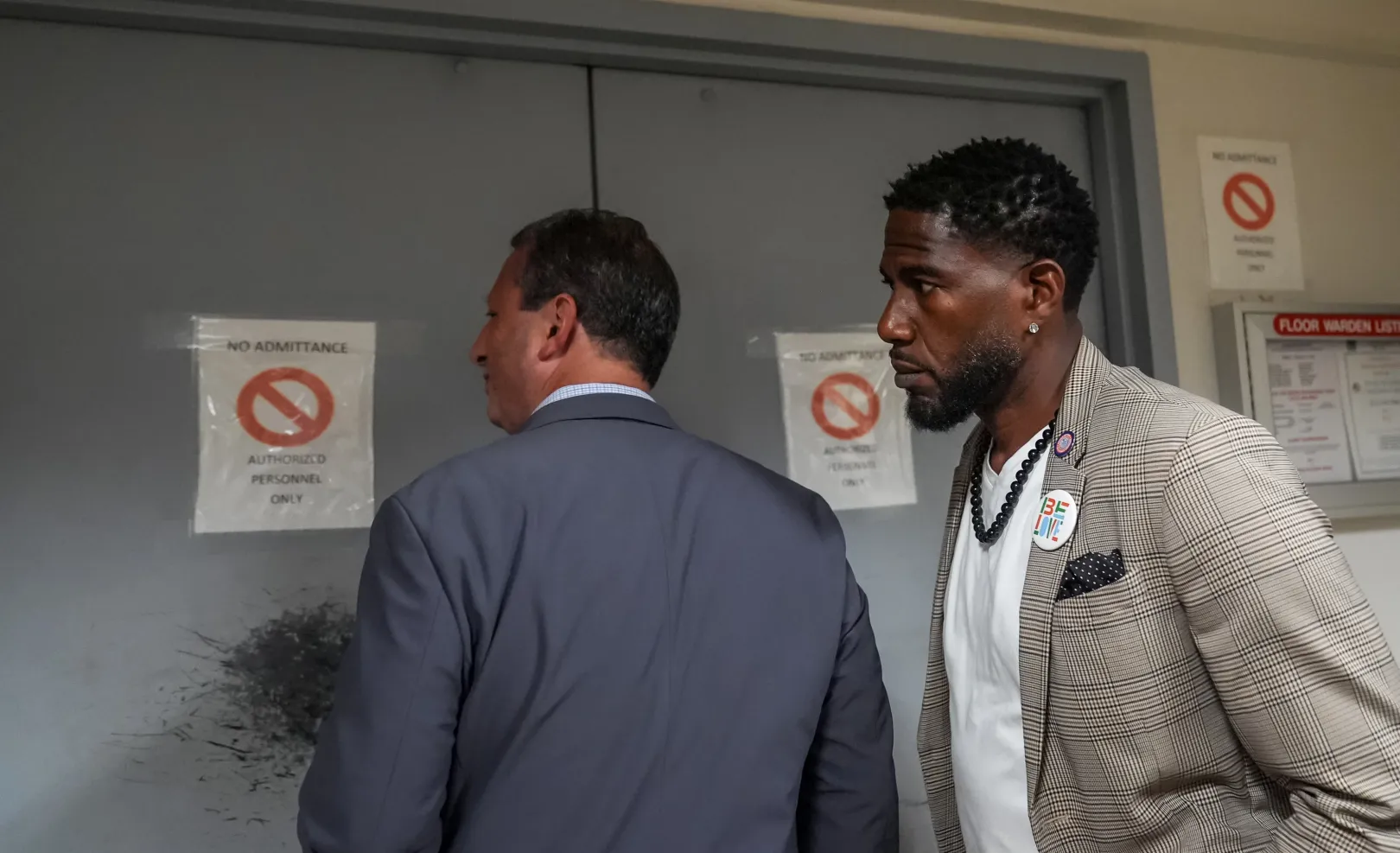 New York önkormányzatának képviselői 2025. július 23-án hiába próbáltak bejutni az ICE ideiglenes fogházába, hogy személyesen ellenőrizhessék az ott uralkodó állapotokat. Brad Lander és Jumaane Williams ezért tűzvédelmi ellenőrzésre hívták a helyi katasztrófavédelmet, hogy így nyerhessenek bebocsátást az egyik szövetségi épületben létesített elkülönítőbe – Fotó: Selcuk Acar / Anadolu via Getty Images