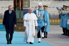 XIV. Leó pápa megérkezett az első külföldi látogatására, Erdoğannal is találkozott
