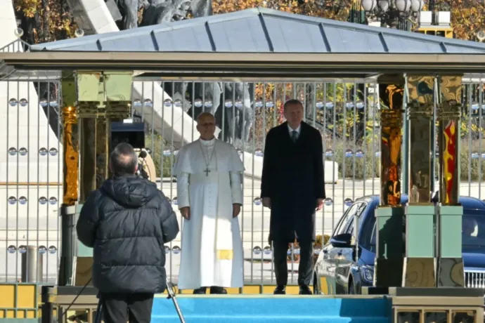 XIV. Leó pápa megérkezett az első külföldi látogatására, Erdoğannal is találkozott